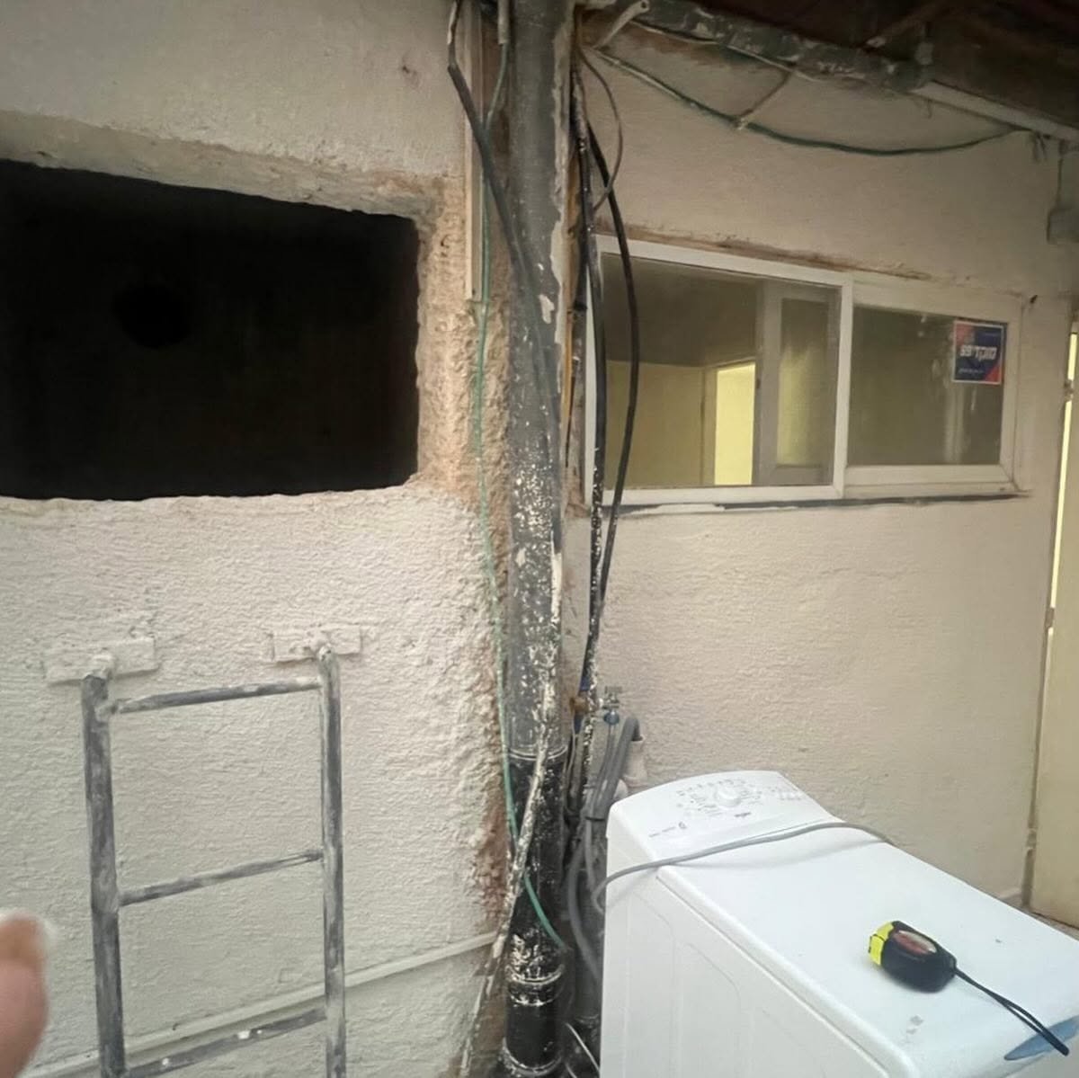 קיר ופתח חלון במהלך עבודת איטום קירות חיצוניים